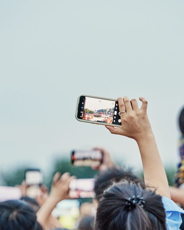 手机端 App 内容流界面示意：活动短视频封面